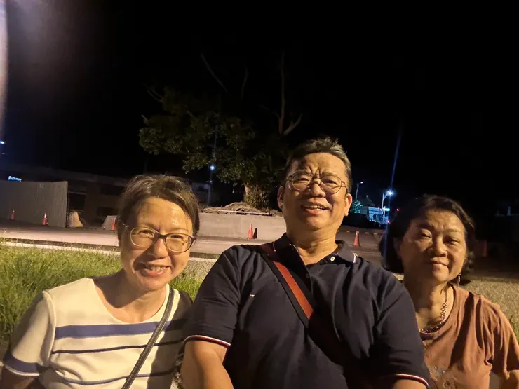 道別前來張自拍合影