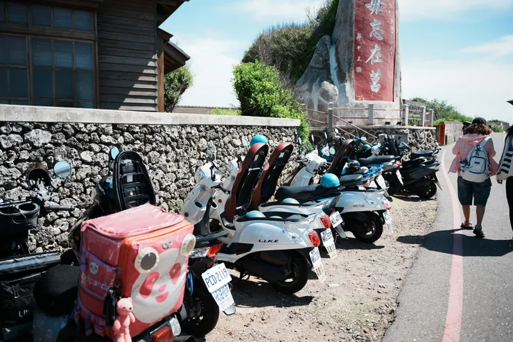 有些機車會把坐墊立起來防燙