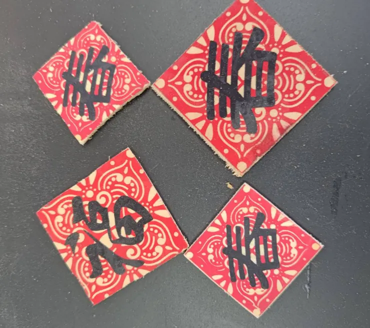 練習手工鋸把旁邊的木頭鋸掉