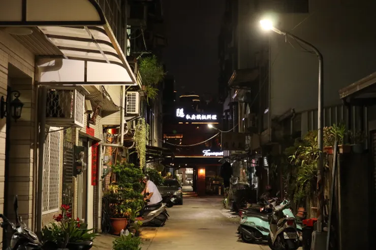 鹽埕區的小巷，盡頭是價格破千的私廚鐵板燒店