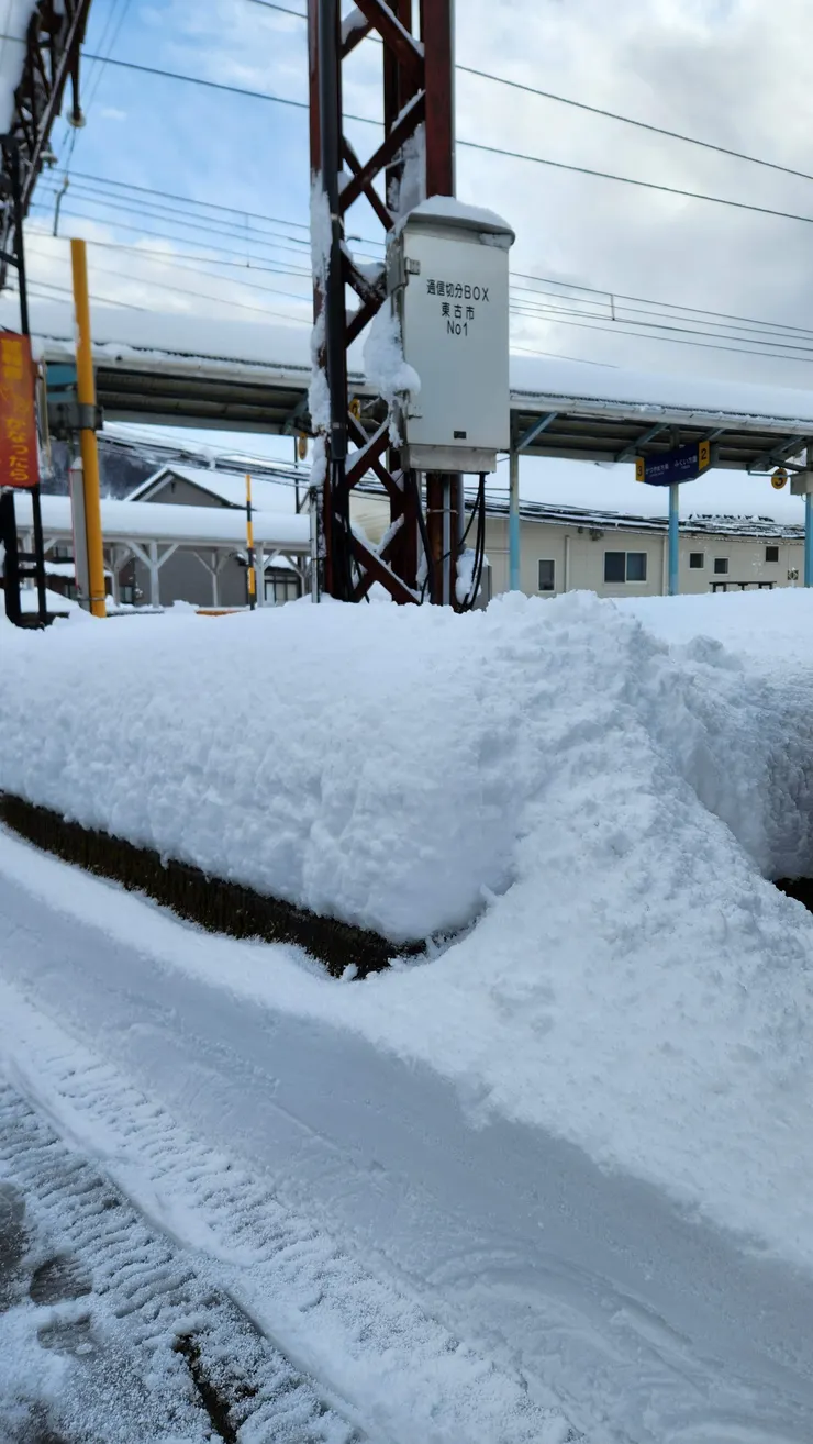 超級厚的路邊積雪