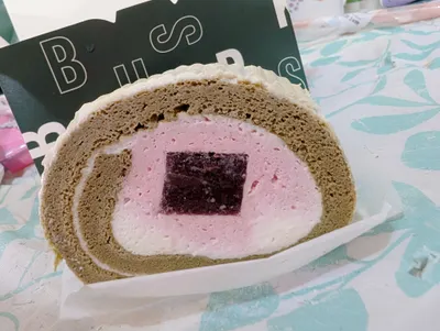 星巴克的粉櫻抹茶生乳卷