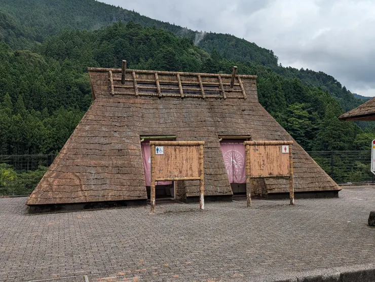 這是位於奧泉站，建築很有特色的  廁所