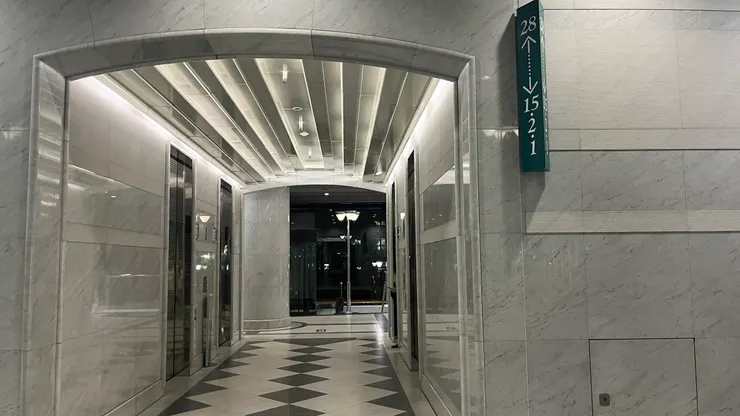 準備搭電梯快速向上。