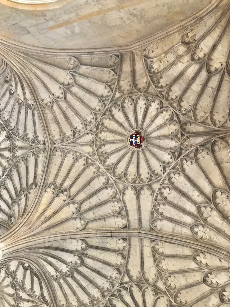 ribbed vault（縱向拱頂）是哥德式大教堂的特色