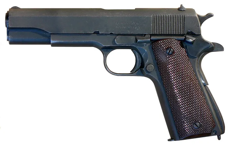 由雷明頓蘭德公司生產的一把M1911A1 .45 ACP口徑手槍，二戰期間雷明頓蘭德公司亦得到設計圖紙並量產，後來M1911成為美國陸軍的制式軍用後座操作半自動手槍。