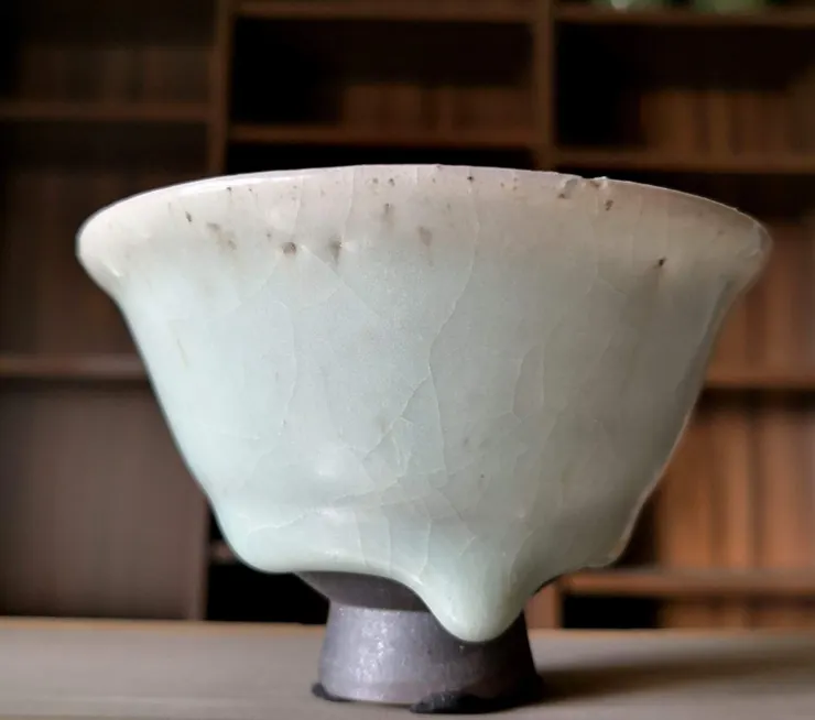 青瓷就像我們的生活，哪有那麼多完美無瑕？有點小缺口，反而更真實