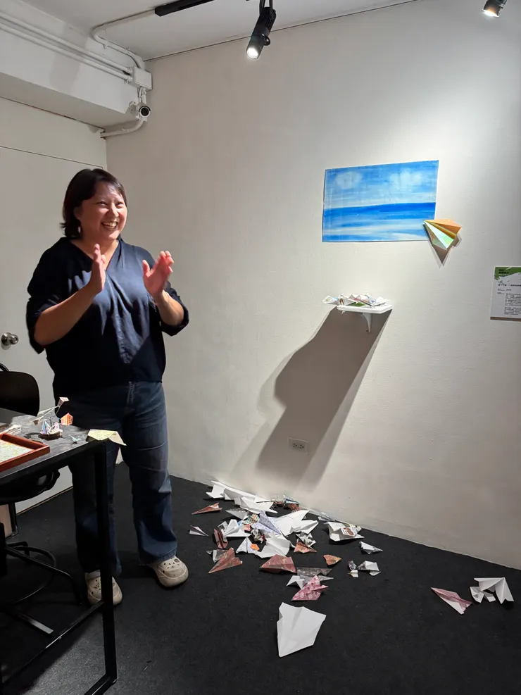 非常可愛的作品，摺好你的紙飛機，讓它停在牆上的停機坪，它喚起大家的玩心，那份玩心是在手機裡找不到的。