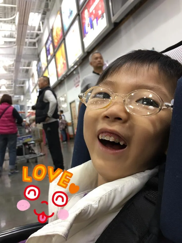 20171218在賣場的祐雖然笑得可愛,但這陣子沒有食慾的他讓人很擔心。