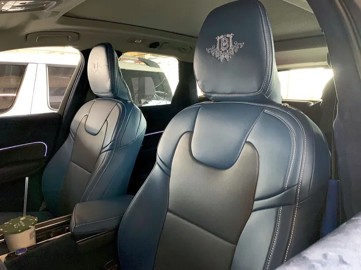 細看椅套邊的白色縫線跳色，小細節讓整體椅套設計更亮眼