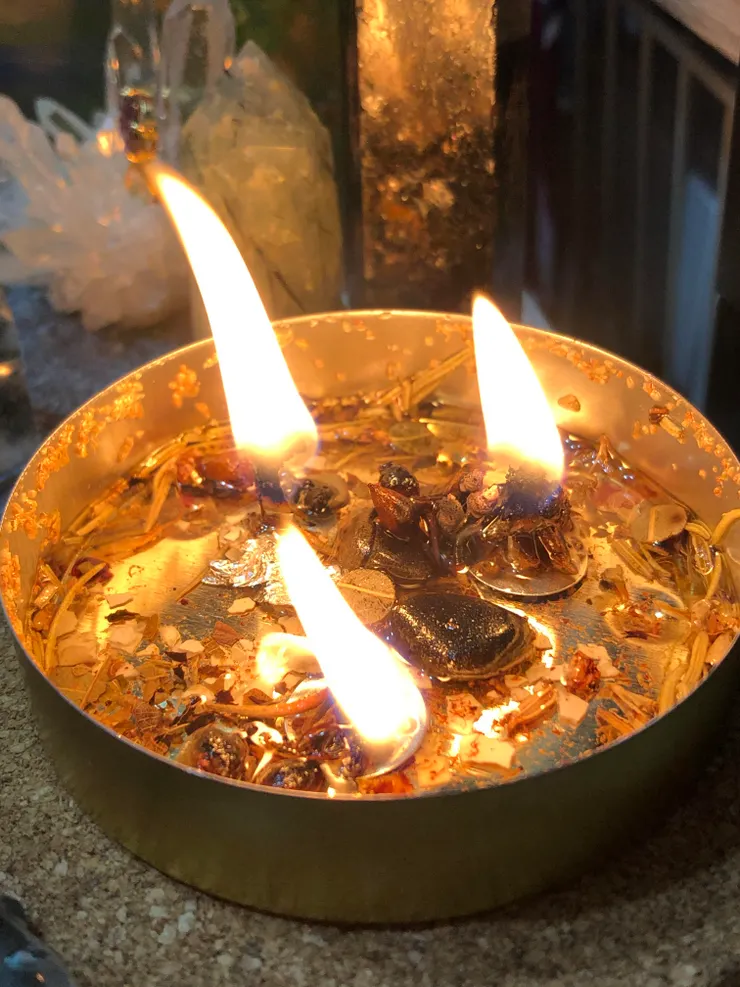 燃燒後期燭火變大的發爐前兆，可以看到蠟液已見底