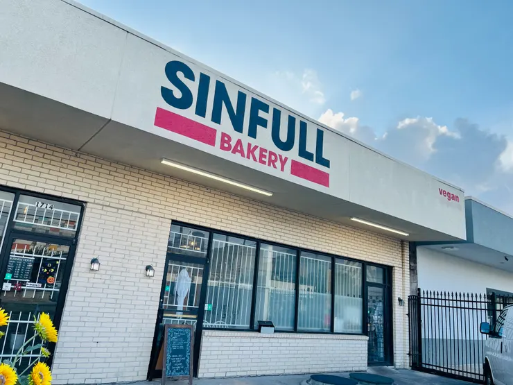 外表有點冷酷無情的連鎖vegan麵包店，裡面賣著好好吃的肉桂捲和granola，想不到吧！