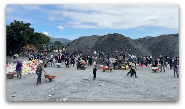 保安寺開始聚集堆沙包的志工