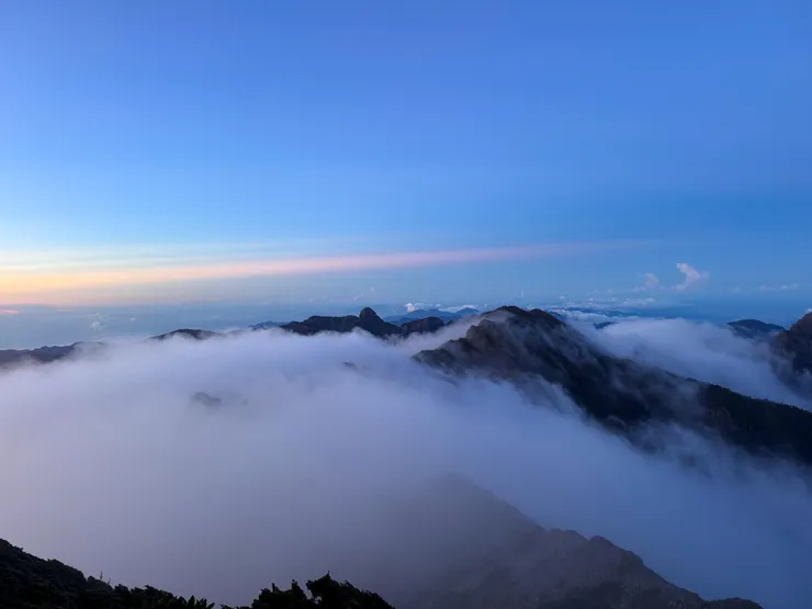 短暫絢麗的晚霞伴著山頭上迷濛雲霧，如夢境