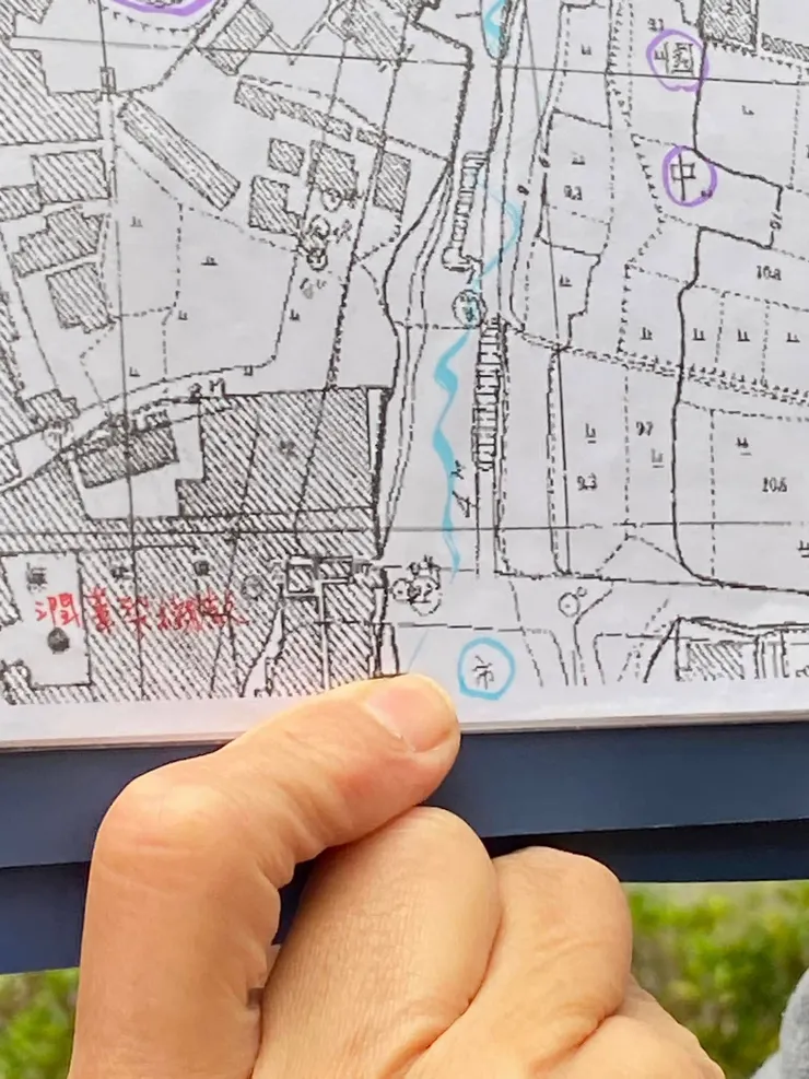 國中預定地後來建了萬福國小。萬年公園對面的水利地，標示「市」，代表是市場用地