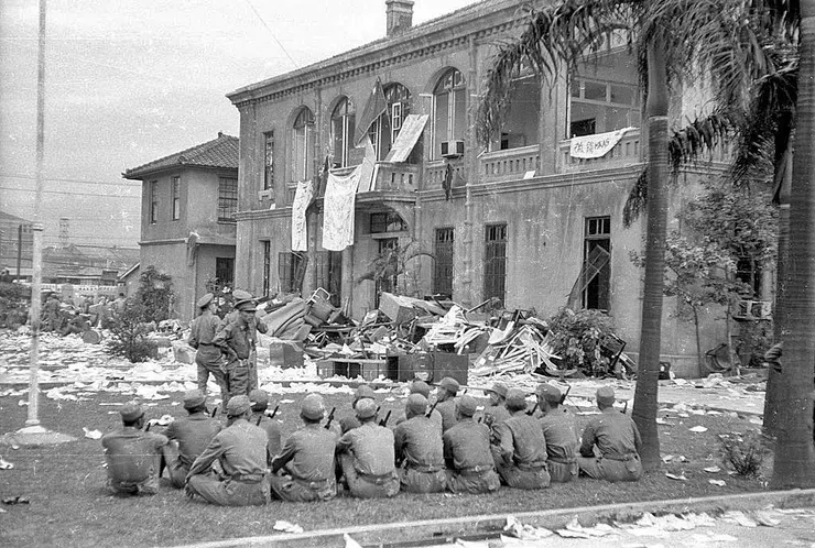 劉自然事件,美國大使館遭憤怒民眾砸窗、現場凌亂