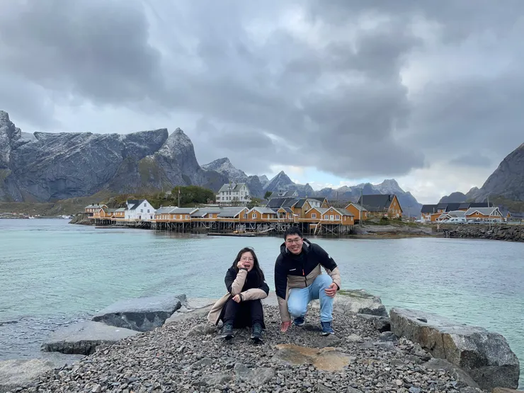 背後是我們住的船屋