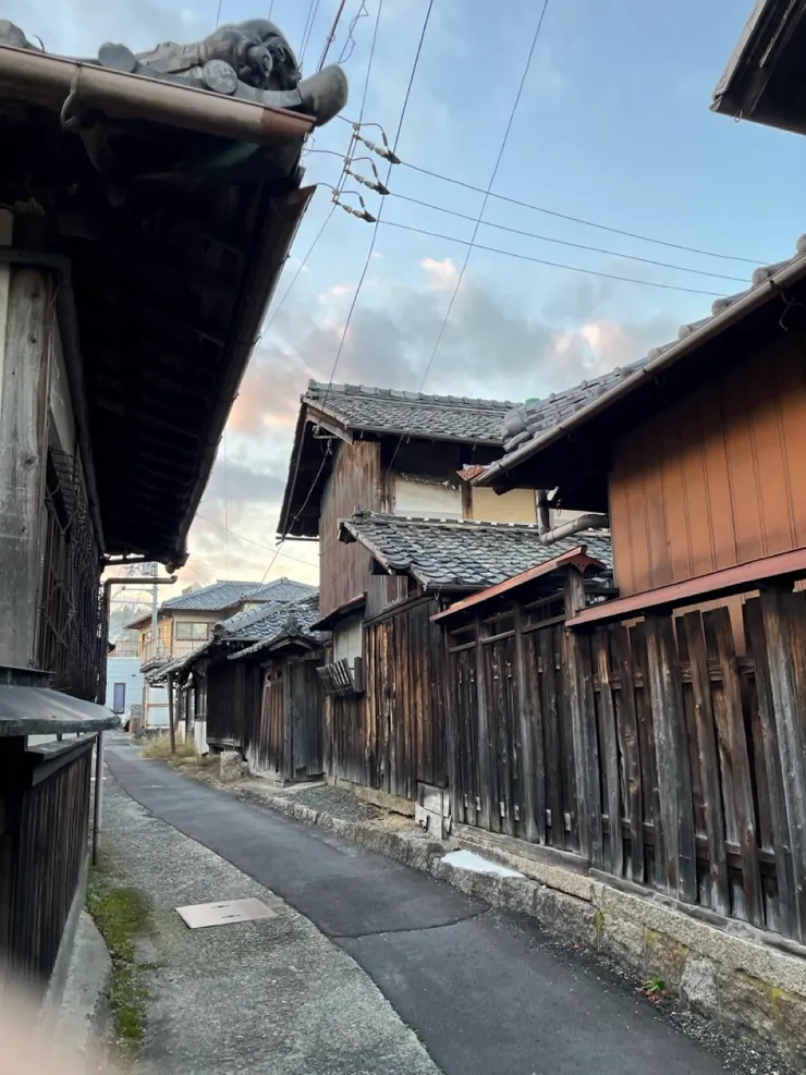 昭和風情的巷道，好像也是拍攝地之一，請原諒我的手指頭......