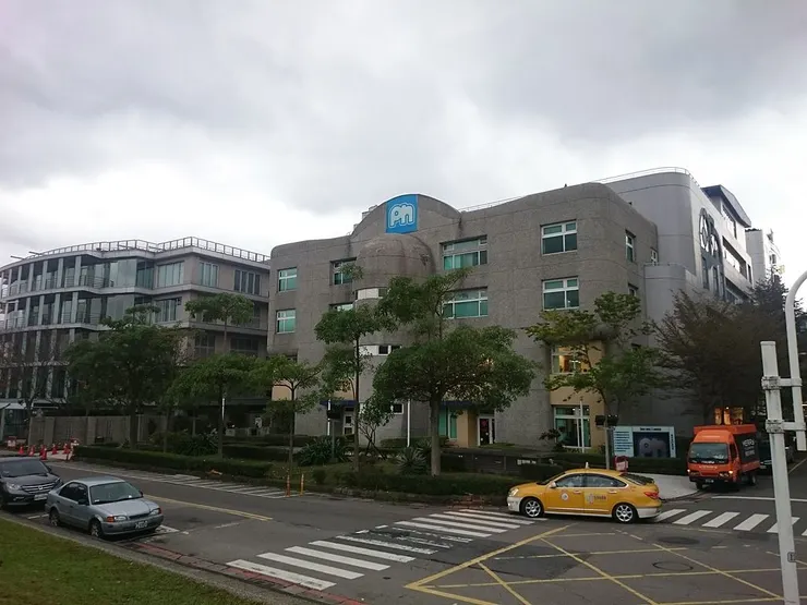 麗嬰房總部大樓。由 Mint2005 - 自己的作品, CC BY-SA 4.0