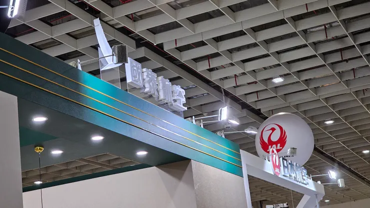 國泰航空旁邊就是日本航空!兩家都是寰宇一家成員!
