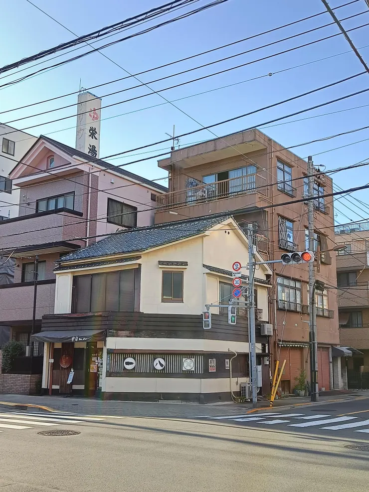 遠遠就看到一根煙囪，代表澡堂快到了！