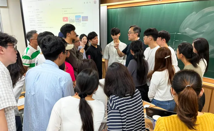 即便下課時間，同學們輪番不間斷提問（圖片取自陶老師FB）