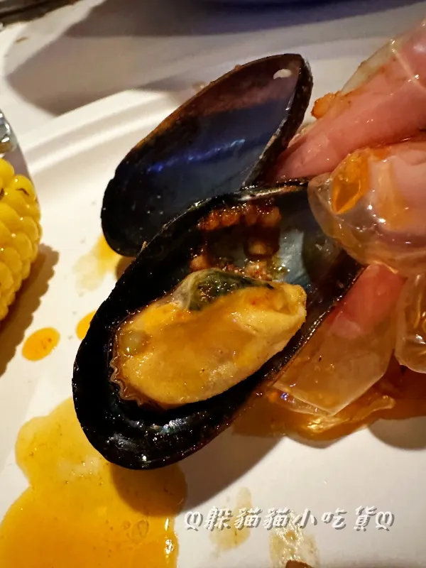 一般淡菜多是翡翠貽貝(孔雀蛤)，這次特別加點的藍貽貝有種特殊貝類鮮香，味道不錯~初次嚐鮮就有好印象