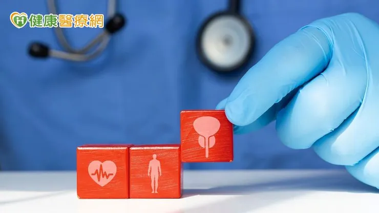 水蒸氣消融術透過高溫水蒸氣精準注入攝護腺組織，使攝護腺肥大組織的細胞凋亡萎縮，達到消融減積讓尿道暢通，適用於各種攝護腺肥大構造，包括中央區隆起。