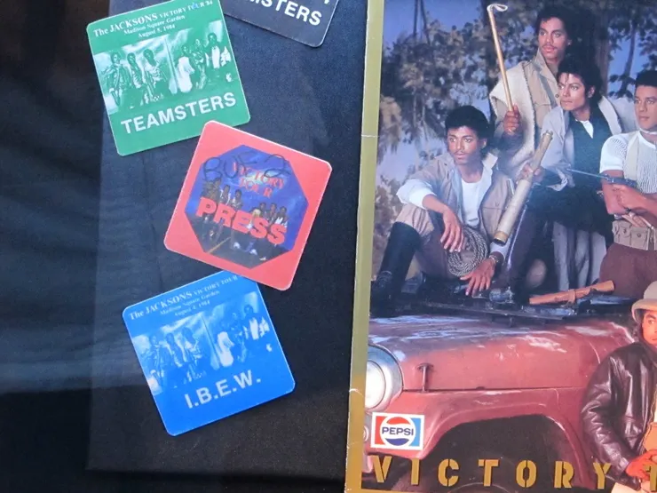 這些應該是特別工作人員進出後台的許可證吧。以前的物品比較簡單,沒那麼多花巧。