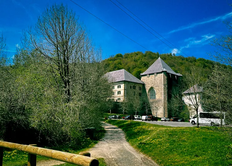 這是今晚入住的庇護所，是軍用醫療中心改建的，遠看以為自己今晚要住在城堡裡