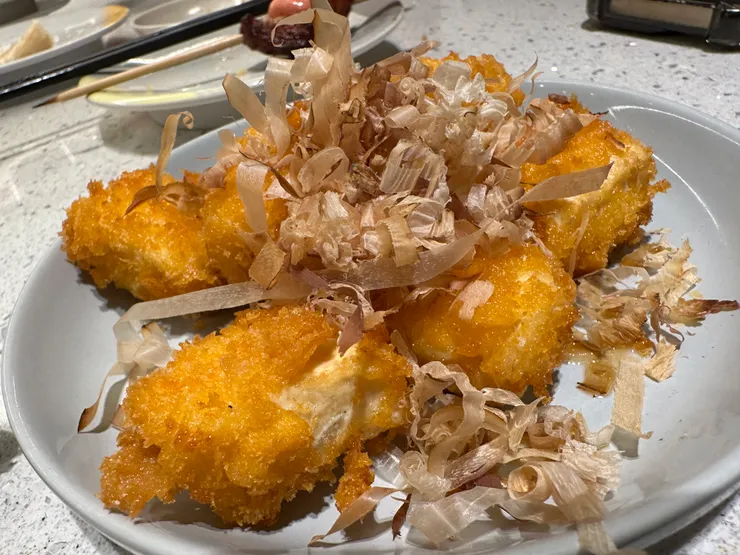 炸豆腐；超級不推薦，炸粉硬硬的，口感很難說ㄟ