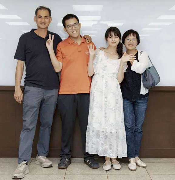 （圖說：美真姐妹（化名）（右一）全家曾經因為家裡有愛奇兒，一直活在晦暗的生活中，後來上帝不斷派遣天使來向美真傳福音，把真理帶給她，進而轉化了她們全家，如今他們全家活在喜樂裡，並為家裡有愛奇兒而感謝上帝。）