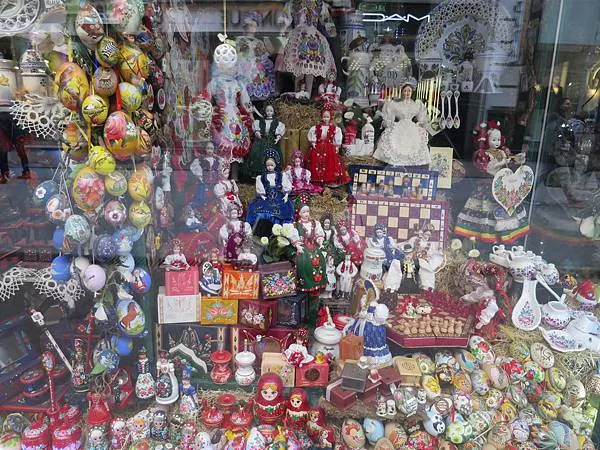 紀念品店販賣各種匈牙利娃娃
