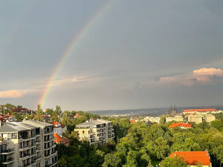 從宿舍房間望出去的彩虹及城堡