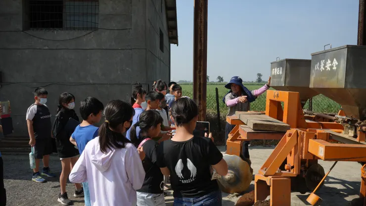 針對不同學習年齡設定目標,並適度轉譯地方文化元素融入課程,是教學設計中的關鍵策略。