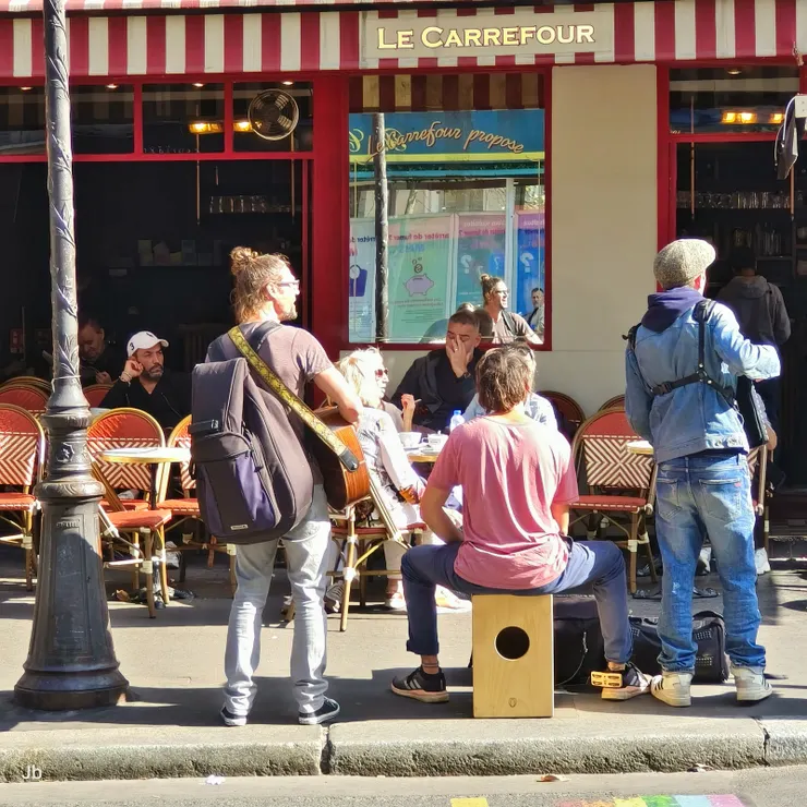 【瑪黑區不時可見猶太人與彩虹旗！不同時間、地點遇到同樣的街頭藝人，照片下方邊緣可見畫在地上的彩虹旗。自1990年代起，瑪黑為巴黎同志友好區之一，有許多LGBTQ+酒吧、咖啡館與文化活動。】