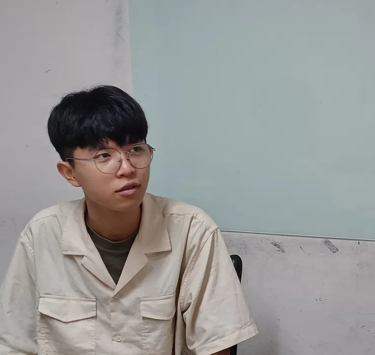 明騰回憶起媽媽的家鄉菜，心中滿是想念。圖/中原大學服務學習中心