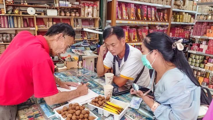 龍益行｜台南佛具店・金紙店・宗教百貨・神主牌雕刻・拜拜用品  專精 神主牌雕刻與祖先牌位製作，提供佛具、金紙、神桌、拜拜用品等完整祭祀用品。 服務包含：擇日安神位、安祖先、神桌安裝，並支援 外縣市宅配，讓您安心完成祭祀。  📞 電話：06-2569113 📱 LINE：led1984 📍 地址：台南市安南區北安路二段612號 👉 Google 地圖導航  延伸閱讀 ➜ 龍益行在方格子文章專區