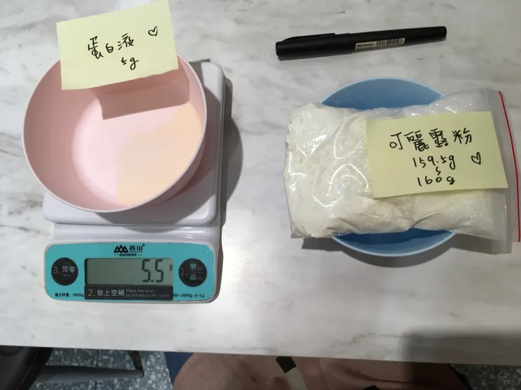 150 公克的可麗露粉能做六顆菓子，比例來說就是一顆菓子約須 25 公克的可麗露粉，蛋白液則須 1 公克以內
