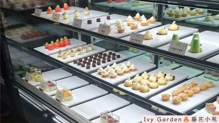 甜點櫃款式超級多 是我最愛的區域~ 絕對要留肚子吃甜點