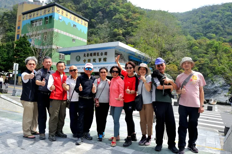 【後面較高的那棟即天祥郵館，月珠預訂，包下3、4樓共6間。這是3/23約11：00離去前合影。】