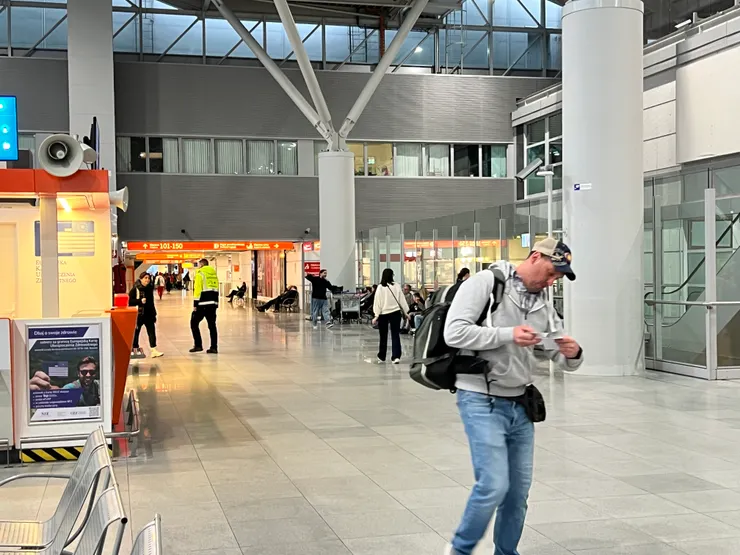 check in完往前走左轉就會看到海關