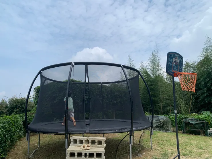 跳床後面有一個玩沙區，玩沙區上面有植披，所以不曬。