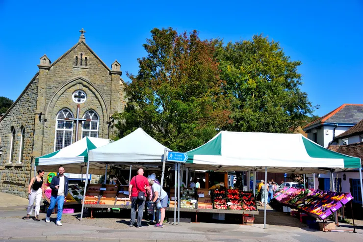 【從運河橋望聖邁可教堂景象壯麗，一旁空地有鮮彩的週四小農市集。】