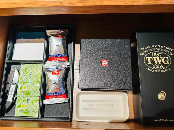 房間內提供的高級咖啡及茶包