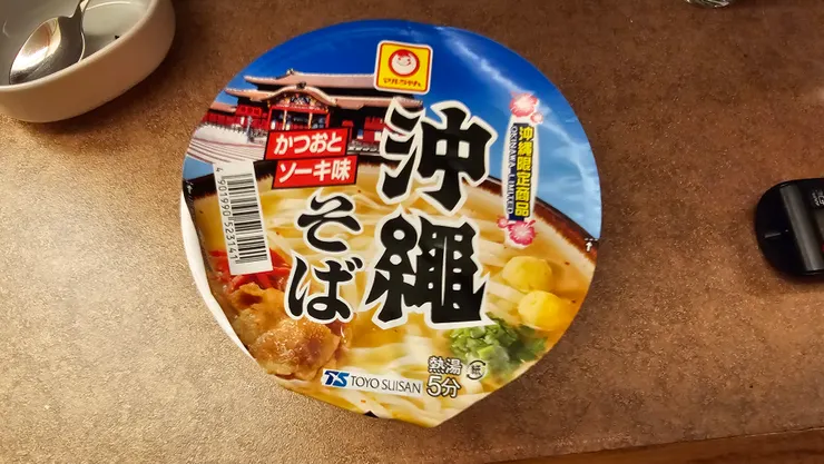 我和老爸是吃這個口味的沖繩泡麵!