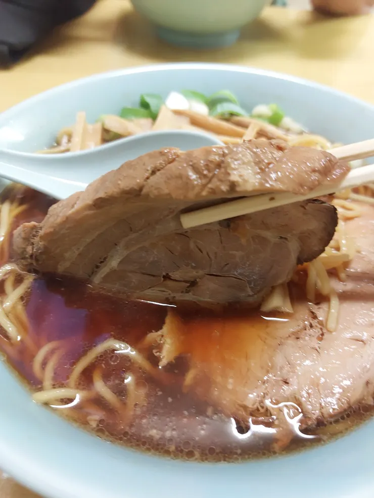 這真的是我看過拉麵中最厚的叉燒肉片了，整體而言還蠻好吃的