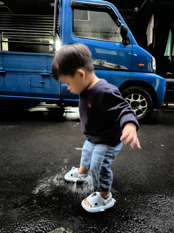愛踩水的小寶