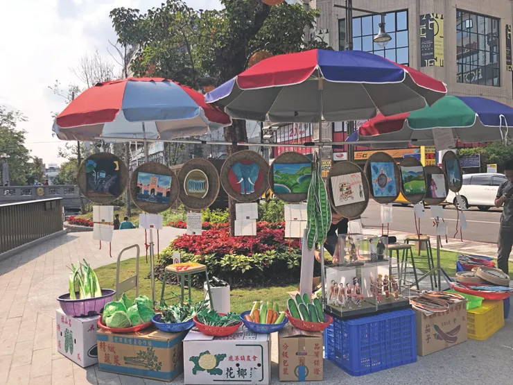 ▲綠川旁，大樹下，唐唐發與移工朋友們用創作交流人生故事，「東協廣場戶外裝置藝術展」只展出、分享，不販售。