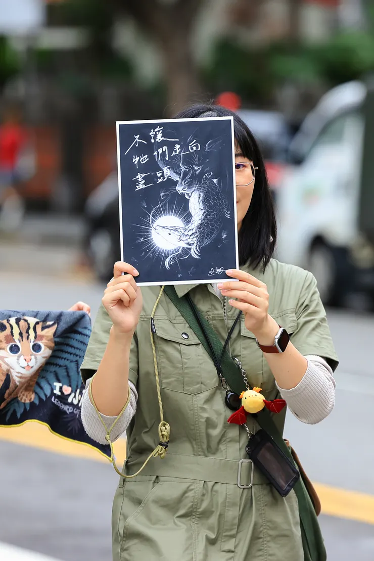 意外拍到厲害的畫師仲華.,美麗的粉專追起來~